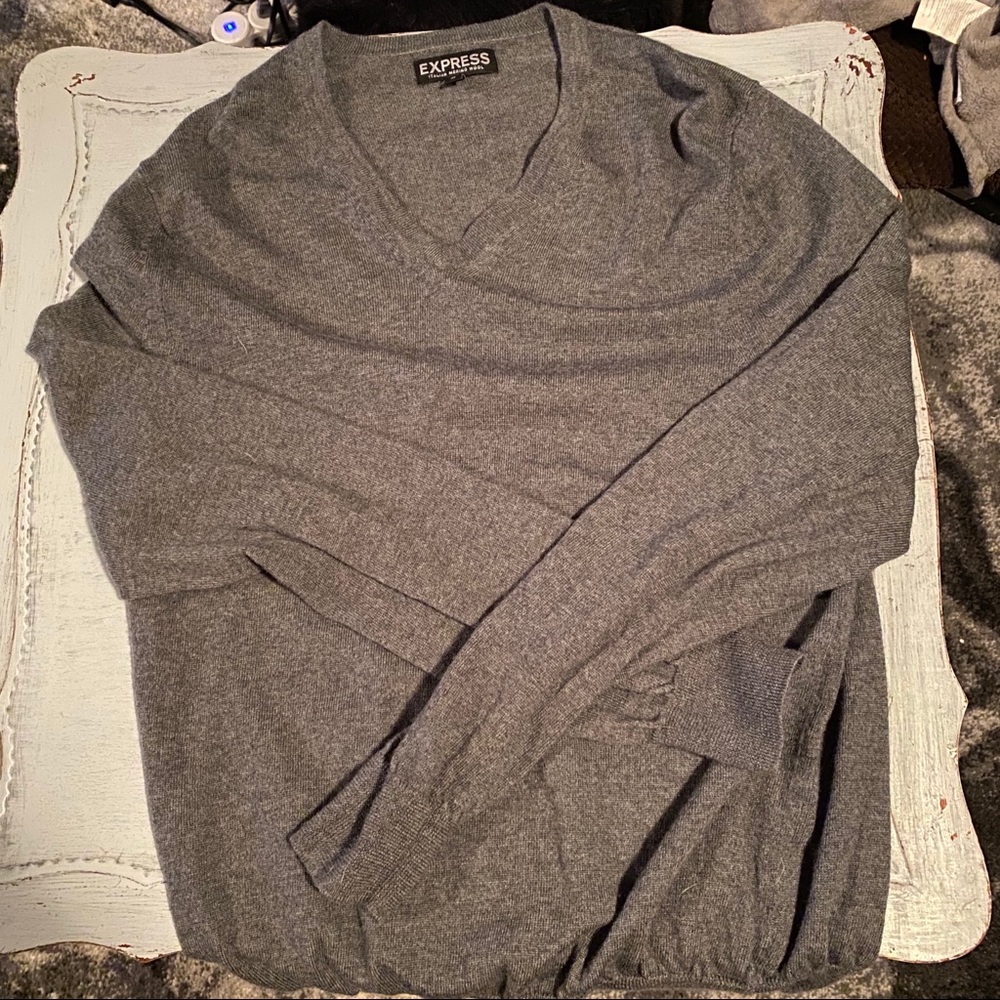 5/$100 Men’s Express Gray sweater
